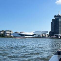 Rechts der A'DAM-Turm nebst Dachschaukel und Skybar