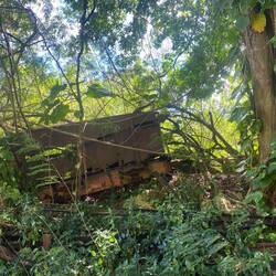 Der Rest eines Eisenbahnwagons.