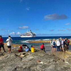 Warten auf die Barge, die uns wieder zum Schiff zurückbringt. Tolles Erlebnis!