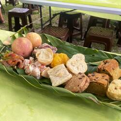 Aber danach gibt's wieder einheimische Spezialitäten...heute von Blättern.