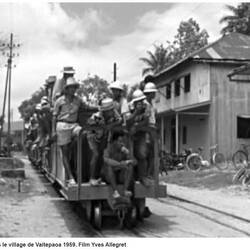 Und dann Eisenbahnschienen einmal quer über die Insel zum Abtransport des Phosphats.