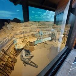 Diorama wie man früher (links) und heute (rechts) die Fossilien abbaut.