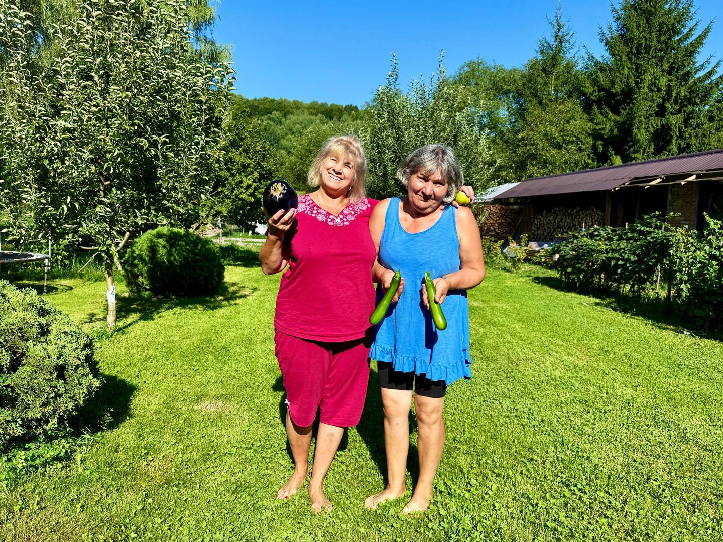 meine Gastmutter (rechts) mit ihrer Nachbarin (noch im Pyjama)