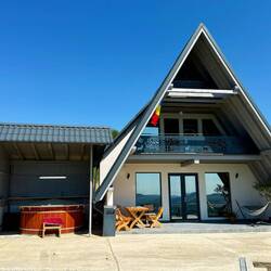 Auf Wunsch des Besitzers habe ich Fotos von dieser Unterkunft auf einem Hügel neben Toaca gemacht. 😉