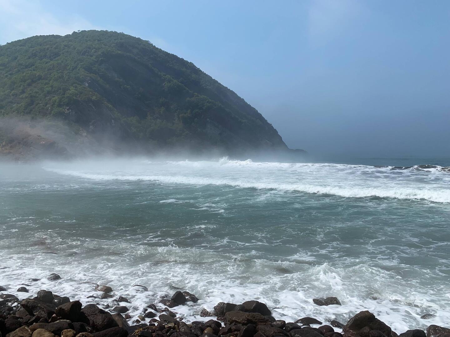 Wildes Meer und Dunst
