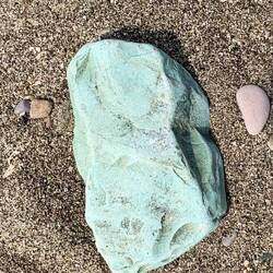 Überall türkisfarbene Steine am Strand