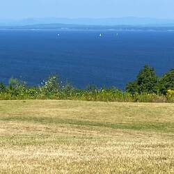 Abschluss NY: ein Weingut mit Blick über Lake Champlain nach Vermont.