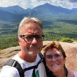 Auf dem Gipfel- Vera wieder ganz tapfer ... aber nun nicht weiter an die Kante🤪