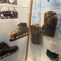 Dann Olympia Museum in Lake Placid. 1932 (hier Eishockey Ausstattung) und 1980 Winterolympiade!