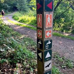 Vorbildliche Wegweiser - auch mit Wasserzapfstellen