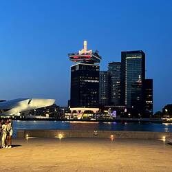Der A'DAM-Turm bei Nacht