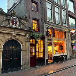 In der Mitte das schmalste Haus von Amsterdam