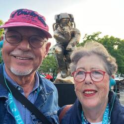 Im Hintergrund die Skulptur "Der Astronaut"