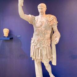 Limesmuseum - Statue des Kaisers Traian