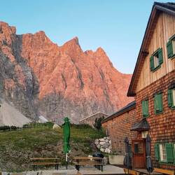 Falkenhütte im Morgenglühen