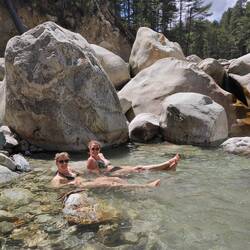 Dennis und Jerry ist es ein Rätsel, wie Elena und Vera mehr wie eine Zehe in den Fluss bekommen 🥶