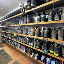 Ca. 240 Paar Bergstiefel stehen hier