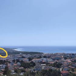 Umkringelt das Festivalgelände.