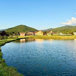 Zur Anlage gehören mehrere künstlich angelegte Teiche um Forellen zu fischen.