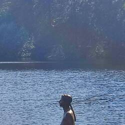 La sirena enamorada de la luna, que abandona la laguna...