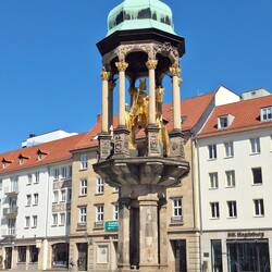 Goldener Reiter vor dem Rathaus