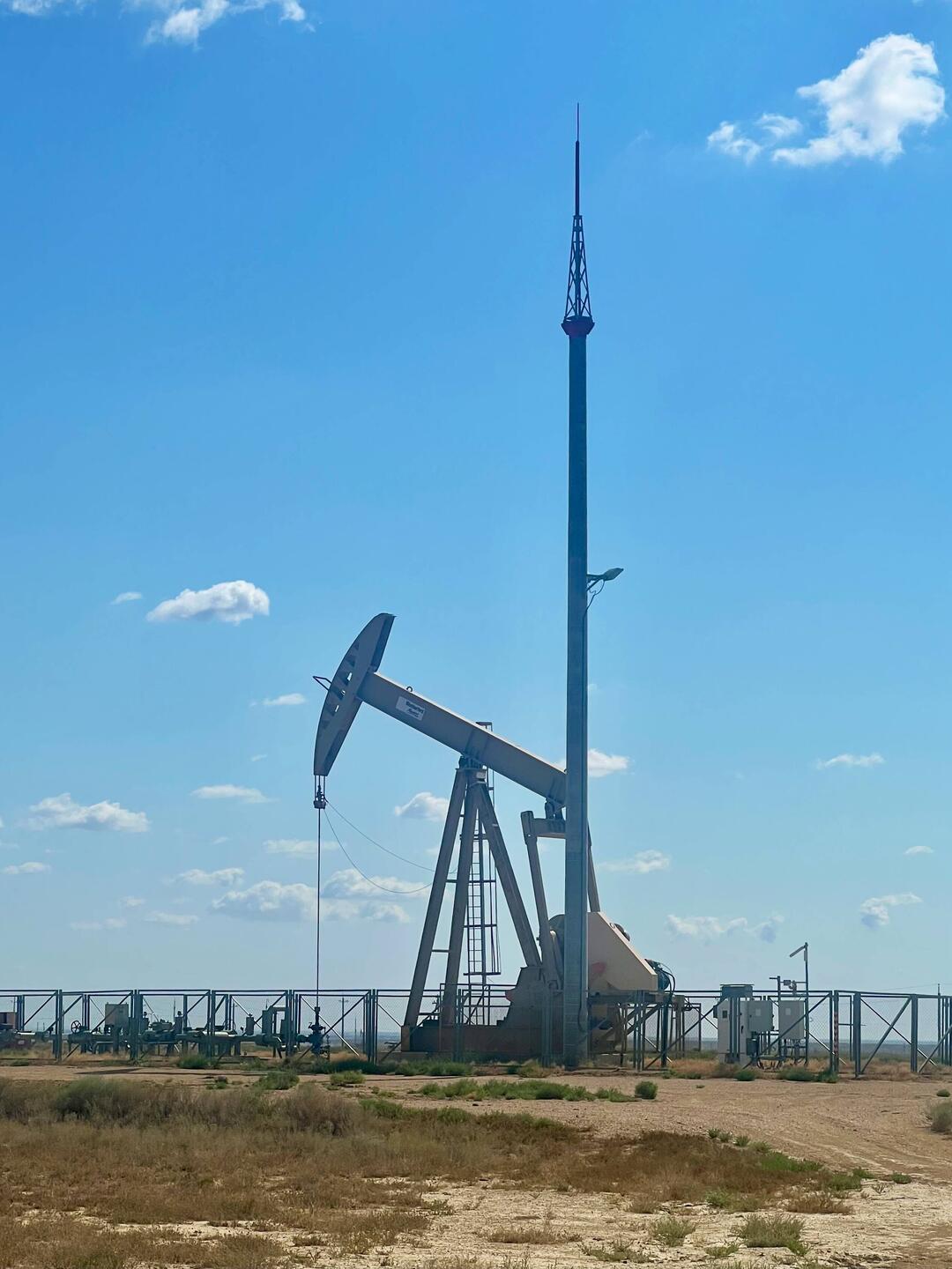 Pozzi petroliferi lungo la strada