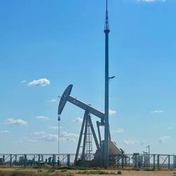 Pozzi petroliferi lungo la strada