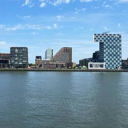 Moderne Bebauung am Hafenrand