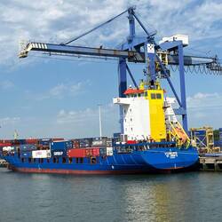 Die Verteilung der Container erfolgt mit kleineren Schiffen