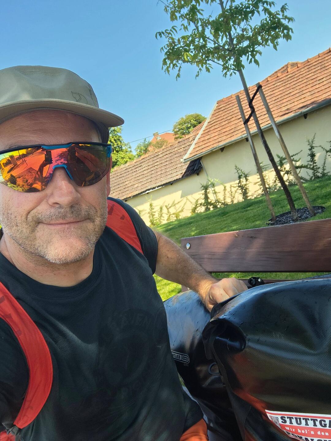 Mit dem Zug unterwegs nach Budapest Zentrum mit Sack und Pack
