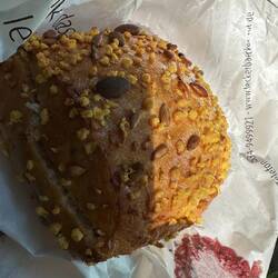 Brood met gekke gele dingetjes