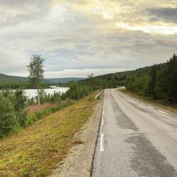 In feinen Auszügen mit Azur garniert.