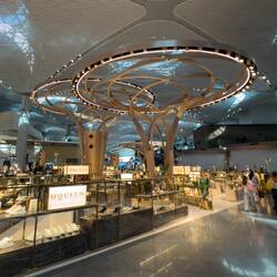 Der Flughafen in Istanbul fühlte sich überdimensioniert an, aber passend für eine Wanderreise