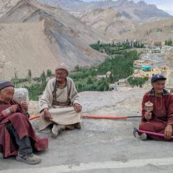 Alte Geistliche vor den Kloster
