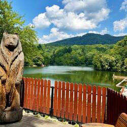Der hohe Salzgehalt verleiht dem Wasser antibakterielle und entzündungshemmende Eigenschaften.