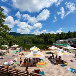 Er zeichnet sich durch Salzwasserschichten unterschiedlicher Dichte und Temperatur aus.