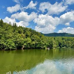 Der Bärensee in Sovata ist der einzige heliothermische See Europas.