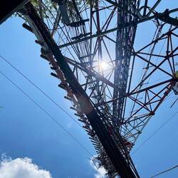 Die Mittagspause habe ich unter einer riesengrossen Antenne verbracht.