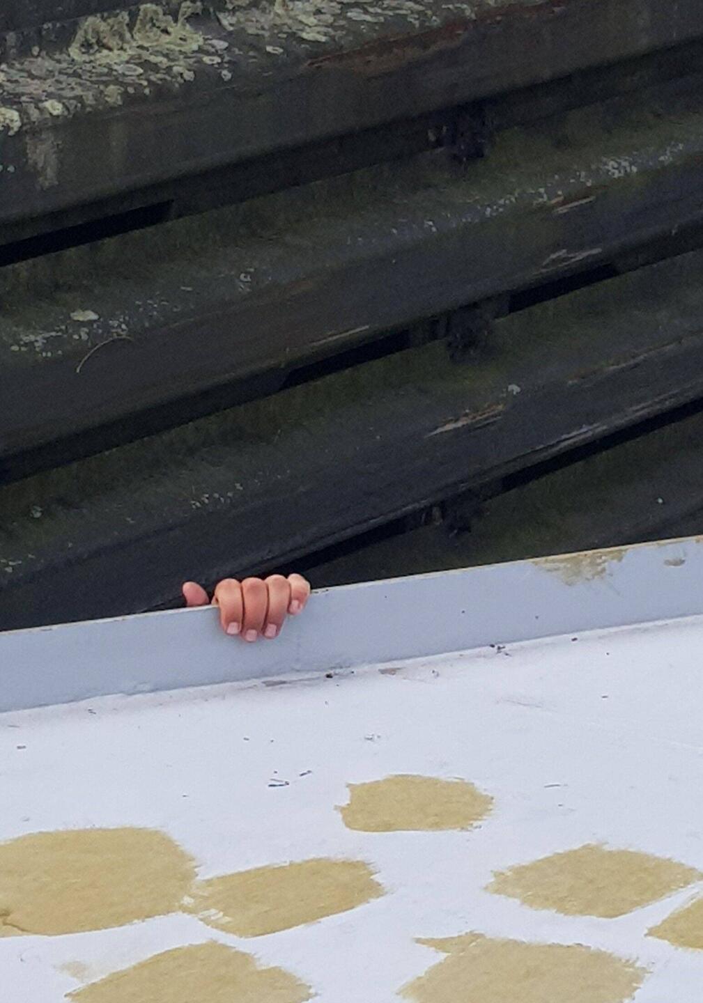 Bei der Ausfahrt aus der Schleuse hält sich einer aus der Crew einfach mal so fest!