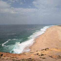 Da kommen die großen Wellen an.