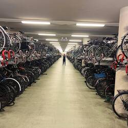Le Rang 11 du parking à vélo de la gare. Il y en a 14, tous aussi remplis