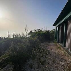 Yoga-Studio von außen mit Blick aufs Meer 😍