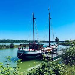 Regentag - das Schiff von Hundertwasser