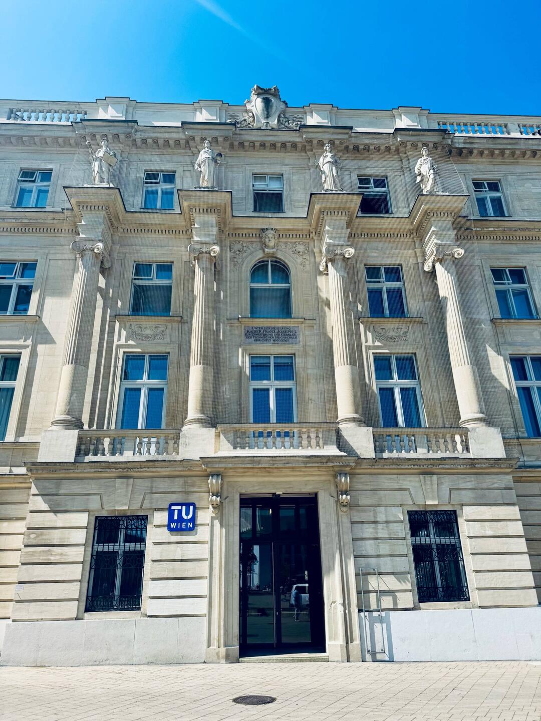 TU Wien - viele Universitäten hier in barocken Gebäuden. Da bekommen wir Lust hier zu studieren 🧑‍🎓