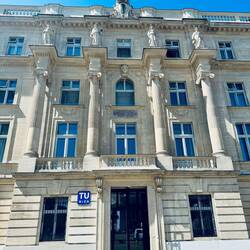 TU Wien - viele Universitäten hier in barocken Gebäuden. Da bekommen wir Lust hier zu studieren 🧑‍🎓