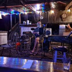 Ben eröffnet die Open Mic Night mit seinem eigenen Lied