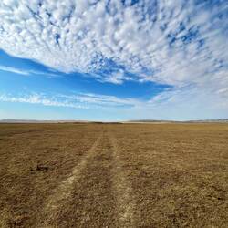 Il cielo si fonde con la steppa