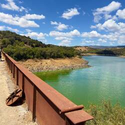 Brücke über einen Seitenarm des Stausees
