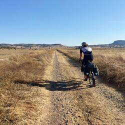 Da hinten auf dem Hügel liegt unser Ziel