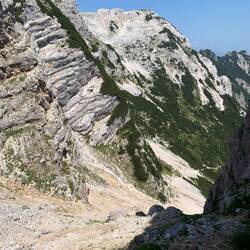 Die Schotterpiste nach unten. Links ein Stahlseil